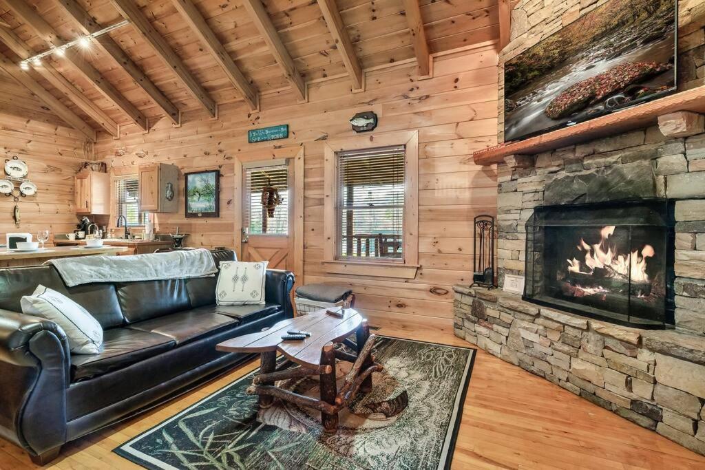 Spectacular Mtns Views With Private Hot Tub With Pool Table And Private Pond Villa Sevierville Dış mekan fotoğraf