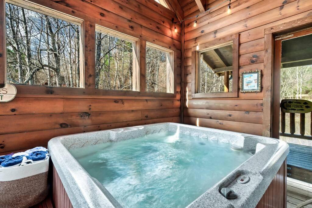 Spectacular Mtns Views With Private Hot Tub With Pool Table And Private Pond Villa Sevierville Dış mekan fotoğraf