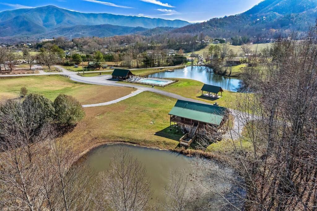 Spectacular Mtns Views With Private Hot Tub With Pool Table And Private Pond Villa Sevierville Dış mekan fotoğraf