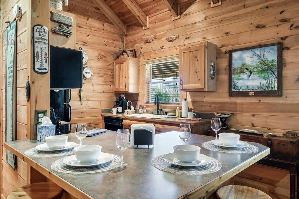 Spectacular Mtns Views With Private Hot Tub With Pool Table And Private Pond Villa Sevierville Dış mekan fotoğraf
